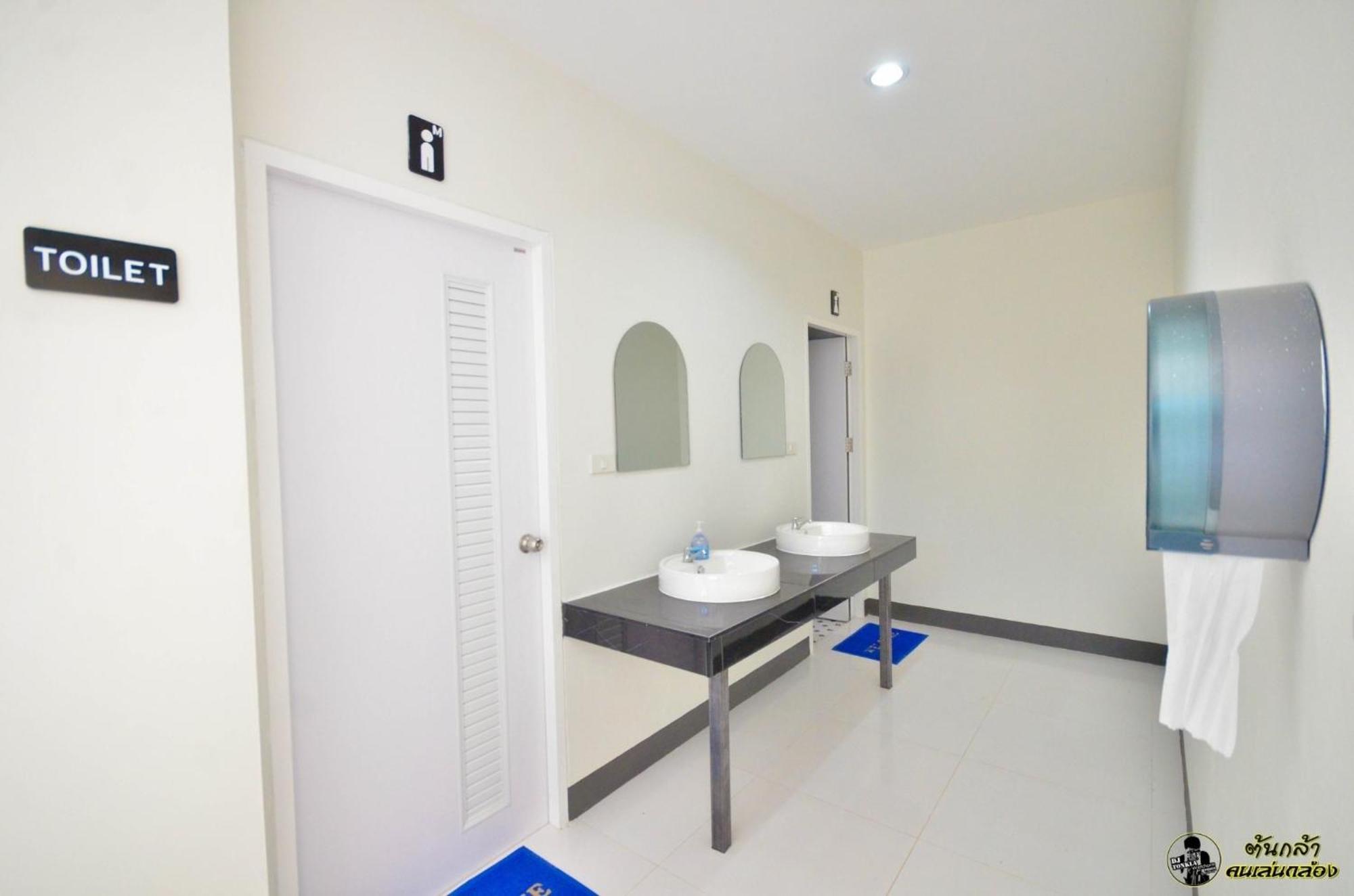 แอ่ว-ดีld Hotel&Residences Ngao Bagian luar foto