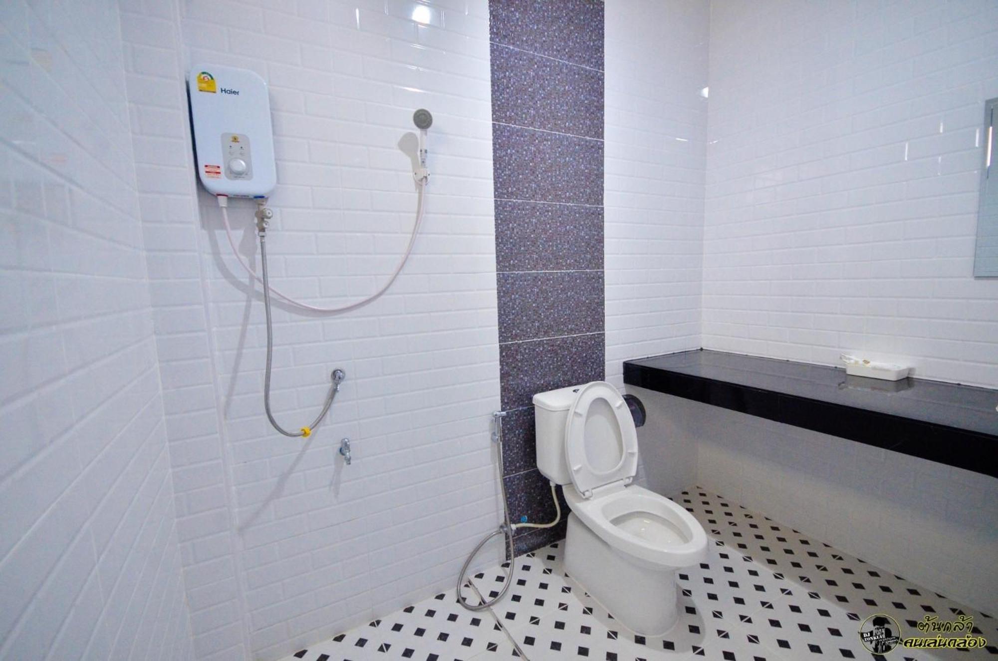 แอ่ว-ดีld Hotel&Residences Ngao Bagian luar foto