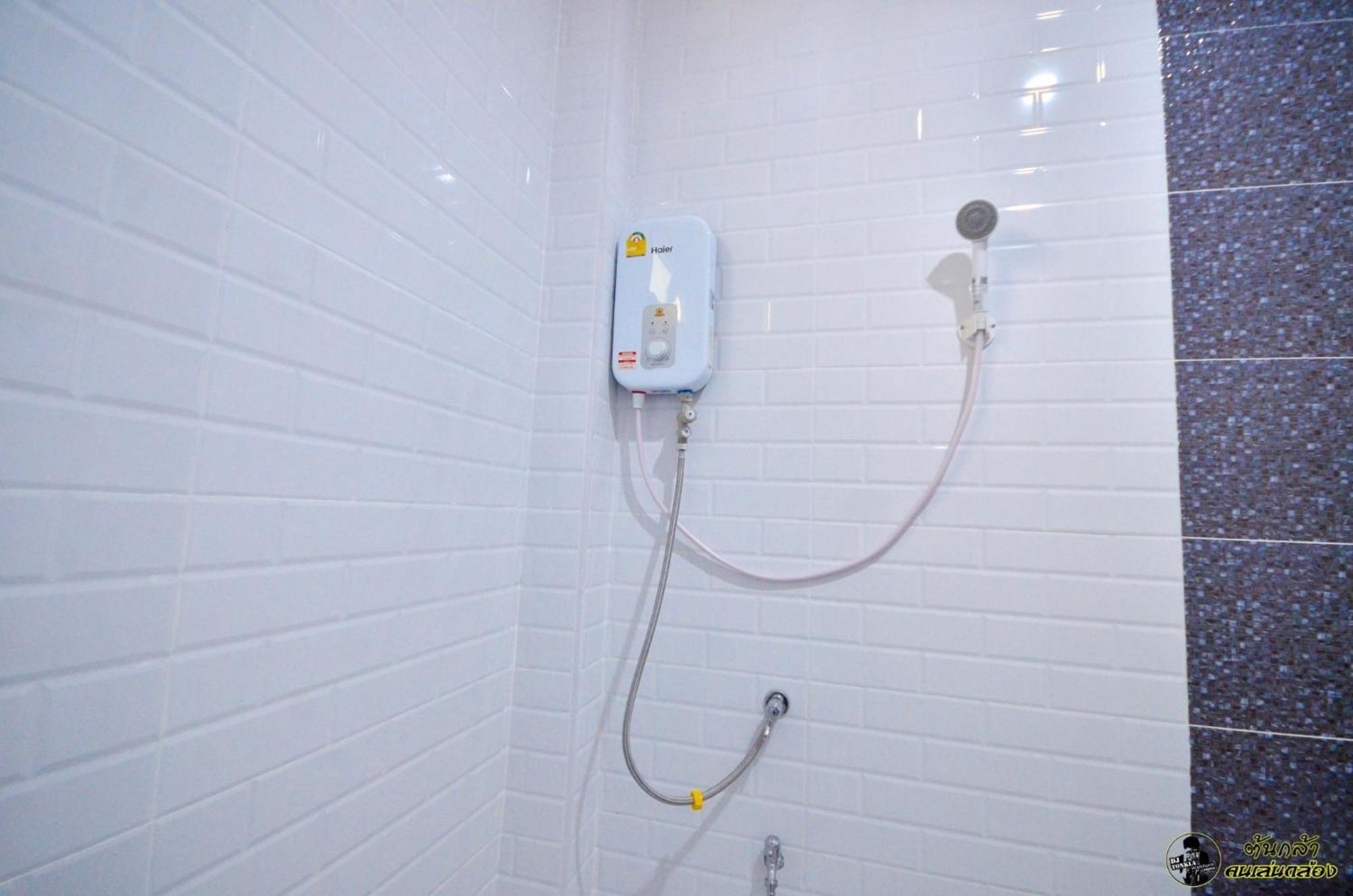 แอ่ว-ดีld Hotel&Residences Ngao Bagian luar foto