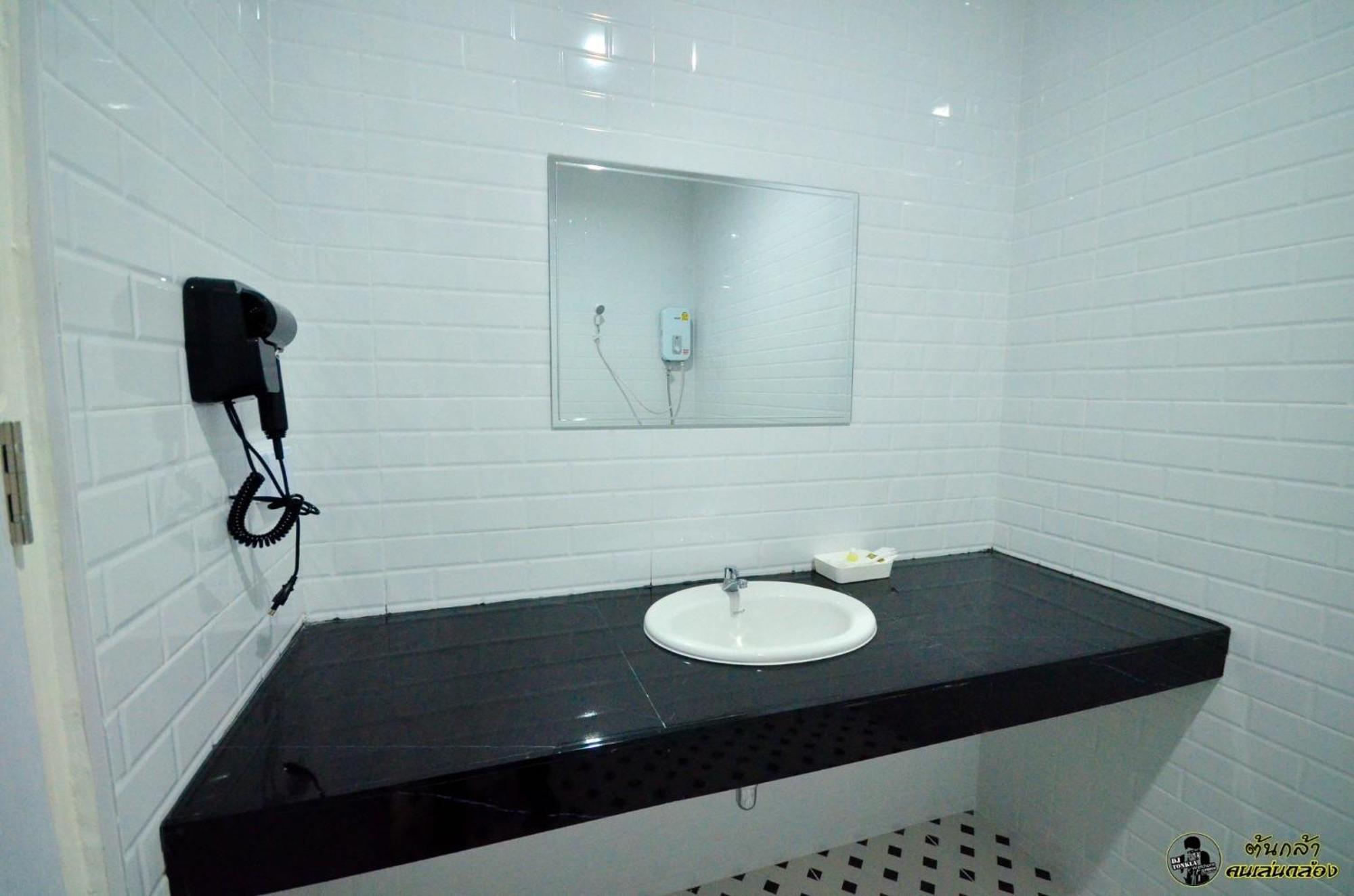 แอ่ว-ดีld Hotel&Residences Ngao Bagian luar foto